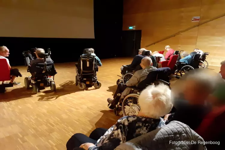 Bewoners De Regenboog genieten van ‘rolstoelvriendelijke’ film in De Meerpaal