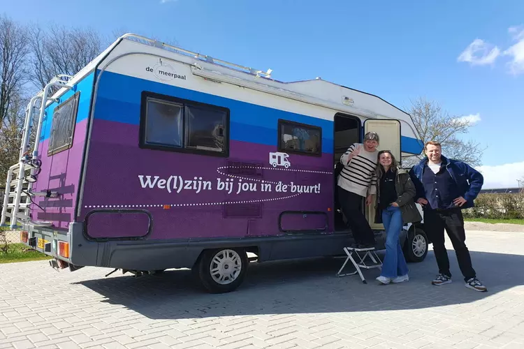 De paarse camper van De Meerpaal als nieuwe ontmoetingsplek in Dronten!