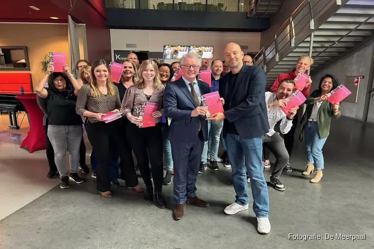 De Meerpaal theaterbrochure 23/24 uitgereikt aan burgemeester Jean Paul Gebben