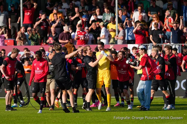 Bakker sleept Almere City FC door penaltyreeks tegen VVV-Venlo