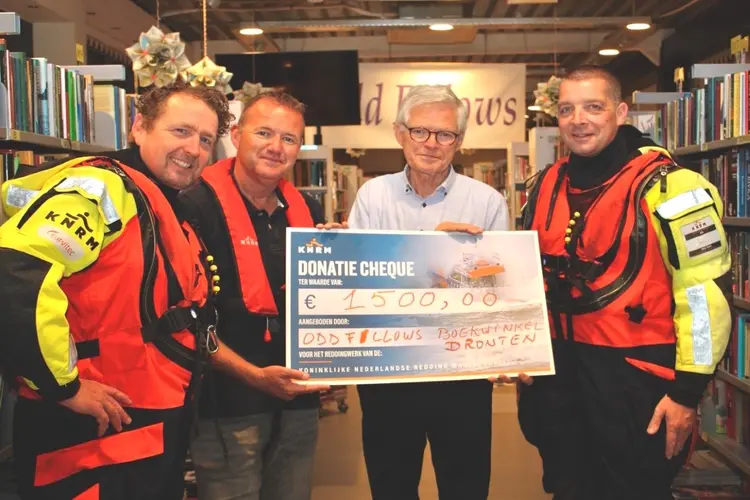 KNRM Urk in het zonnetje gezet door Odd Fellows Boekwinkel Dronten