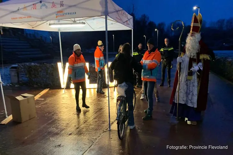 Sinterklaas controleert op fietsverlichting in Dronten
