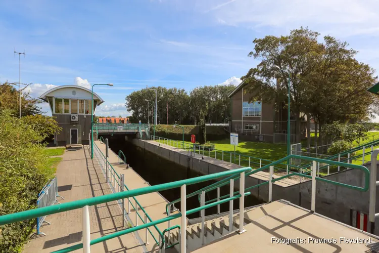 Schoonmaak sluizen in Flevoland gestart